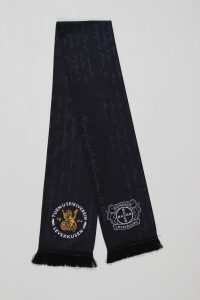 Schwarzer Schal mit dem Logo von Bayer 04 Leverkusen und Vereinsnamen auf einem weißen Hintergrund.