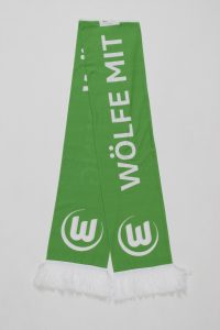 Grüner Schal mit dem Aufdruck 'WÖLFE MIT' und einem Logo in Weiß.