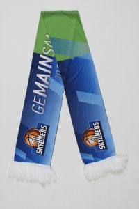 Polyester Schal in Blau und Grün mit dem Logo der Skyliners und Fransen am Ende.