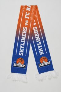 Blauer und oranger Fan-Schal mit dem Logo der Skyliners und dem Schriftzug 'SKYLINERS vs FC B'.