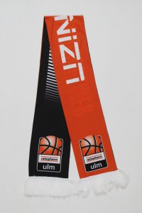 Ein roter und schwarzer Polyesterschal mit Basketballmotiven und Fransen am Ende.