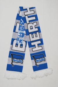 Blauer und weißer Fan-Schal mit dem Logo von Hertha BSC und Schriftzug.