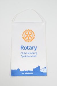Wimpel des Rotary Clubs Hamburg Speicherstadt mit Logo und Schriftzug.