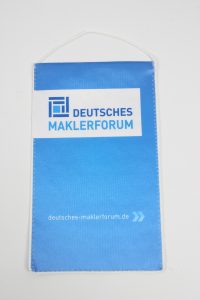 Blaues Banner mit dem Logo des Deutschen Maklerforums und einer Webadresse.