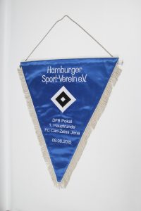 Blauer Wimpel des Hamburger Sport-Verein e.V. mit Fransen und Aufschrift.