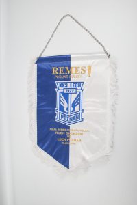 Wimpel des KKS Lech Poznań in Blau und Weiß mit Fransen und Vereinslogo.
