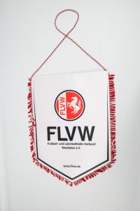 Wimpel des Fußball- und Leichtathletik-Verbandes Westfalen e.V. mit rotem und weißem Design.