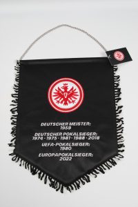 Schwarzer Wimpel mit dem Wappen von Eintracht Frankfurt und Meistertiteln aufgedruckt.