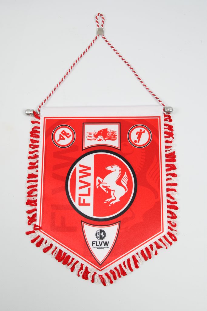 Wimpel in Rot und Weiß mit dem FLVW-Logo und dekorativen Fransen.