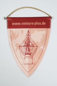 Wimpel mit einem Schiffsdesign und der URL www.venture-plus.de in roter Schrift.