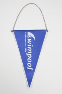 Blauer Wimpel mit dem Schriftzug 'swimpool' und einer Kette zur Aufhängung.