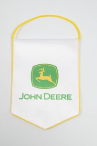 Wimpel mit dem John Deere Logo in grün und gelb auf weißem Hintergrund.