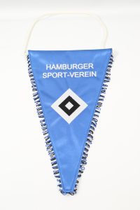 Blauer Wimpel mit dem Logo des Hamburger Sport-Vereins und schwarzem Diamant.