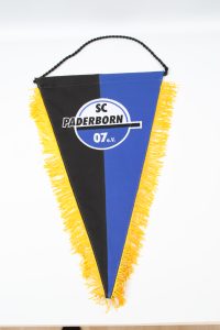 Wimpel des SC Paderborn 07 mit schwarzem und blauem Design sowie gelbem Fransenrand.