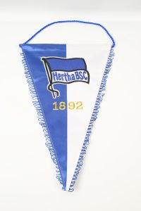 Wimpel von Hertha BSC mit blauen und weißen Farben und dem Jahr 1892.