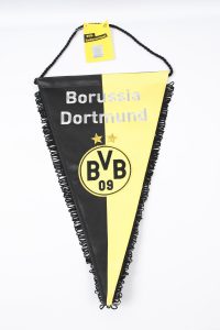 Wimpel von Borussia Dortmund in Schwarz und Gelb mit Vereinslogo und Fransen.