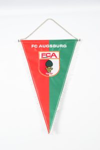 Wimpel des FC Augsburg in rot und grün mit Vereinslogo und Schriftzug.