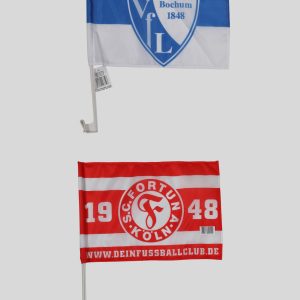 Zwei Autofahnen, eine in Blau und Weiß für VfL Bochum und eine in Rot und Weiß für Fortuna Köln.
