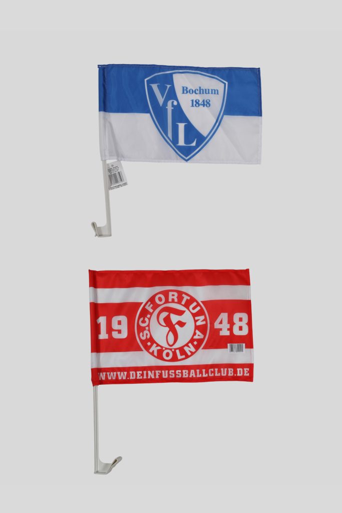 Zwei Autofahnen, eine in Blau und Weiß für VfL Bochum und eine in Rot und Weiß für Fortuna Köln.