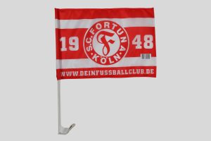 Autofahne von S.C. Fortuna Köln mit rot-weißen Streifen und Vereinslogo.