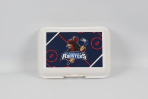 Brotdose mit dem Logo der Iserlohn Roosters auf einem blauen Hintergrund mit roten Mustern.