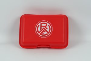 Rote Brotdose mit einem weißen Logo auf der Oberseite, das die Buchstaben R und E enthält.