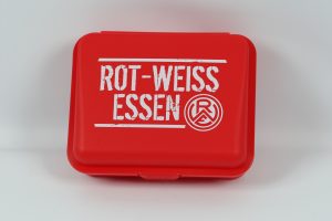 Rote Brotdose mit dem Schriftzug Rot-Weiss Essen auf der Vorderseite in weißer Schrift.