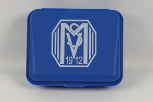 Blaue Brotdose mit dem Logo des Vereins MSV 1912 auf der Oberseite.