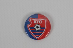 Runder Button mit dem Logo des KFC Uerdingen in Rot und Blau mit einem Fußball.