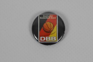 Button mit dem Logo des Deutschen Basketball Bundes und einem Basketball-Design.