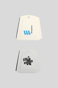 Eiskratzer in zwei Farben mit WM-Sport Logo und Eiskratzer Schriftzug.