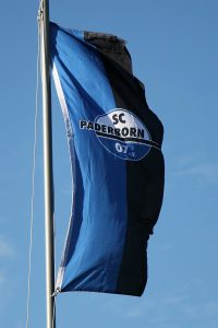 Flagge des SC Paderborn 07, die in den Farben Blau und Schwarz gehalten ist.