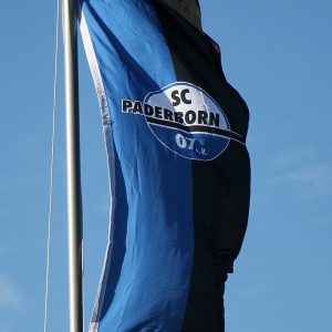 Flagge des SC Paderborn 07, die in den Farben Blau und Schwarz gehalten ist.