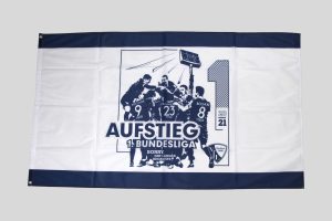 Flagge mit dem Aufstiegsmotiv zur 1. Bundesliga, zeigt Spieler und die Zahl 1.
