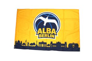Flagge von ALBA Berlin mit einem Basketball-Logo und Silhouetten von Berliner Wahrzeichen.