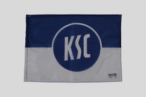Flagge des Karlsruher SC mit blauem und weißem Design und dem Vereinslogo in der Mitte.