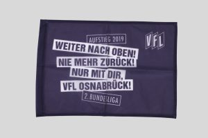 Flagge des VfL Osnabrück mit der Aufschrift 'Weiter nach oben! Nie mehr zurück! Nur mit dir, VfL Osnabrück! 2. Bundesliga'.