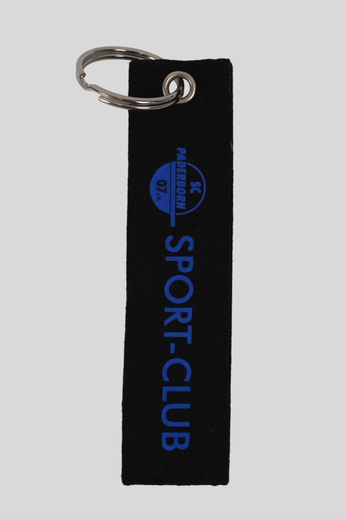 Schlüsselanhänger aus Filz mit dem Logo des SC Paderborn in blauer Schrift.