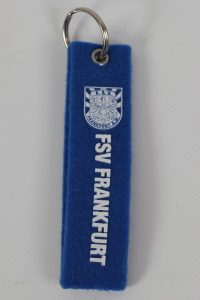 Blauer Filz Schlüsselanhänger mit dem Logo des FSV Frankfurt und dem Schriftzug FSV FRANKFURT.