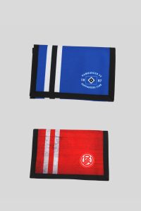 Zwei Geldbörsen im Design von Hamburger SV und RasenBallsport Leipzig, eine blau und eine rot.