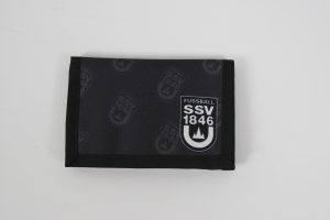 Schwarze Geldbörse mit dem Logo von SSV 1846 auf der Vorderseite.