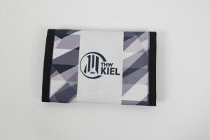Geldbörse mit dem Logo des THW Kiel in einem geometrischen Design.