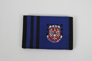 Blaues Portemonnaie mit dem Wappen des FSV Frankfurt auf der Vorderseite.