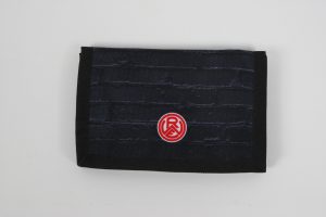 Schwarze Geldbörse mit strukturiertem Design und rotem Logo auf der Vorderseite.