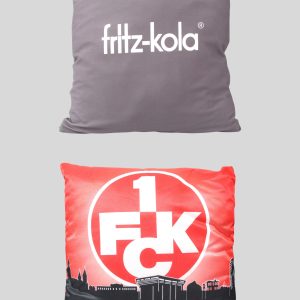 Zwei Kissen, eines mit fritz-kola Logo und das andere mit 1 FCK Aufdruck in roter Farbe.