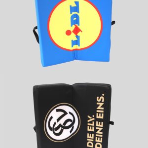 Zwei Klappkissen, eines in Blau mit LIDL-Logo und eines in Schwarz mit dem Schriftzug 'DIE ELY. DEINE EINS.'