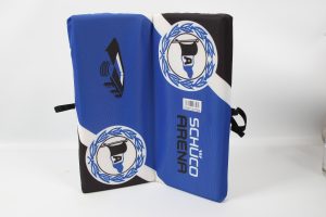 Klappkissen in Blau und Schwarz mit dem Logo der Schüco Arena und einem grafischen Element.