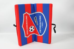 Klappkissen in Rot und Blau mit dem Logo der Spielvereinigung Unterhaching und einem Fußball.