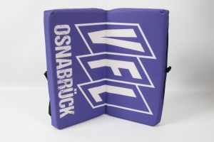 Klappkissen in lila mit dem Logo von VFL Osnabrück auf der Vorderseite.