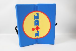 Klappkissen in Blau mit gelbem Logo und rotem Schriftzug in der Mitte.